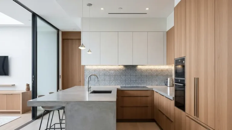 Beton architektoniczny w kuchni - gdzie pasuje i jak dobrać kolor - hero image