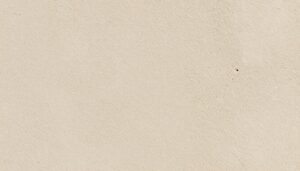 Ściana wykończona tynkiem trawertynowym z charakterystycznymi wżerami