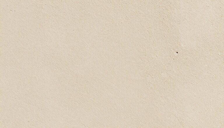 Ściana wykończona tynkiem trawertynowym z charakterystycznymi wżerami