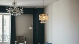 Lampa wisząca w salonie francuskim - proporcje, kolor i funkcja - hero image