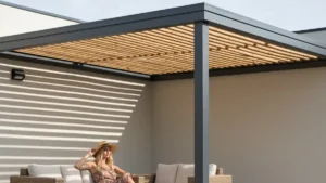 Pergola przyścienna na elewacji - wymiary, trwałość i aranżacja - hero image